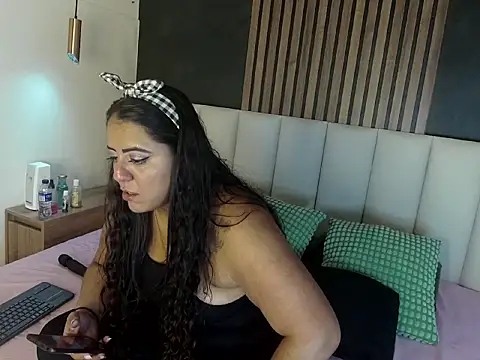 ShelyEvans   online show from June 26, 2026, 1:11 am