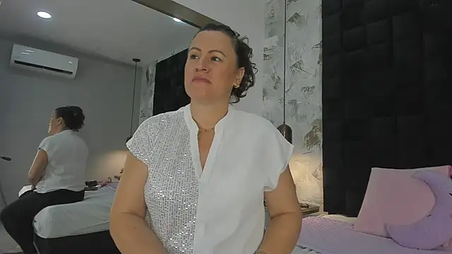 Snapshot of CharlotteG_ chatting on July 4, 2026, 1:04 pm CharlotteG online show from July 4, 2026, 1:04 pm