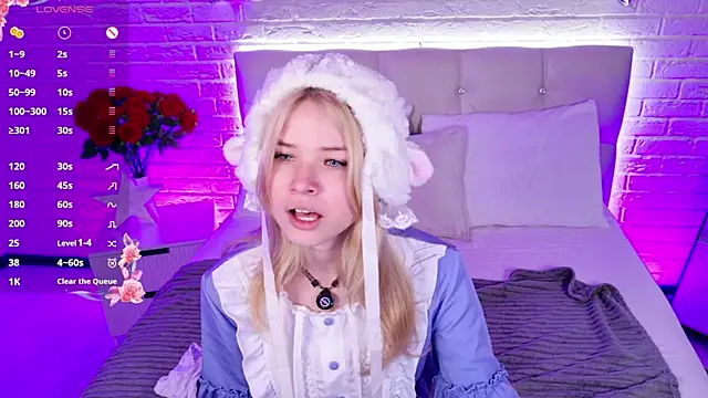 Snapshot of ChloeWells chatting on August 8, 2026, 3:35 am ChloeWells online show from August 8, 2026, 3:35 am