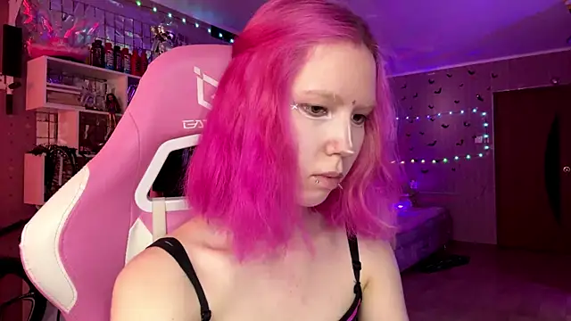 LiaaLuna online show from June 24, 2026, 1:32 pm