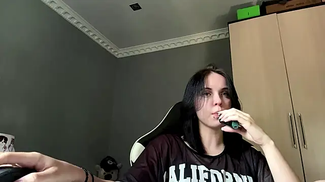 Snapshot of martinienjoyer chatting on July 10, 2026, 9:20 am martinienjoyer online show from July 10, 2026, 9:20 am