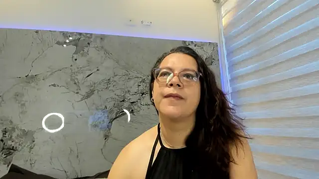 Snapshot of ELLE_HADID chatting on August 7, 2026, 11:38 am ELLE HADID online show from August 7, 2026, 11:38 am