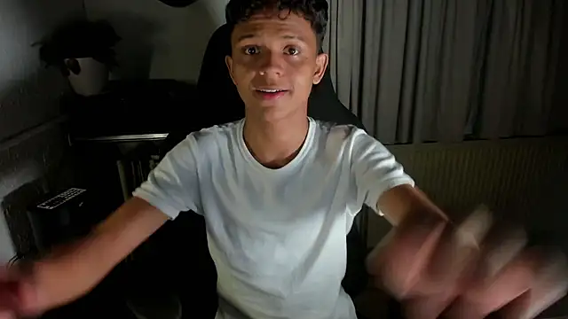 Snapshot of carlos_00foxx chatting on June 30, 2026, 9:37 pm carlos 00foxx online show from June 30, 2026, 9:37 pm