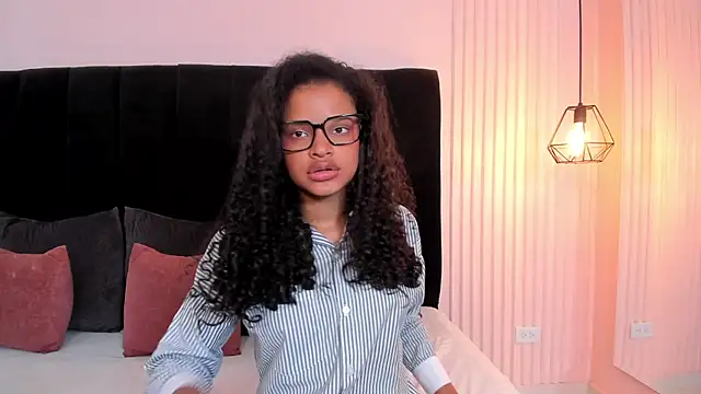 Snapshot of estefa_rose chatting on July 6, 2026, 4:31 pm estefa rose online show from July 6, 2026, 4:31 pm