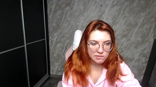 Snapshot of Reginasmilee chatting on February 4, 2026, 2:28 am Reginasmilee online show from February 4, 2026, 2:28 am