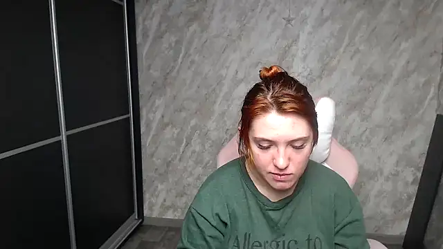 Snapshot of Reginasmilee chatting on February 9, 2026, 5:22 pm Reginasmilee online show from February 9, 2026, 5:22 pm