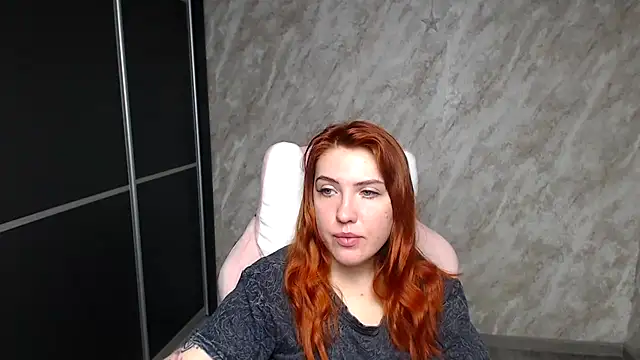 Snapshot of Reginasmilee chatting on January 19, 2026, 12:58 am Reginasmilee online show from January 19, 2026, 12:58 am