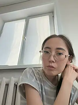djuliwhite online show from June 26, 2026, 12:44 pm