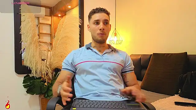 Snapshot of Kiing_001 chatting on July 24, 2026, 7:54 pm Kiing 001 online show from July 24, 2026, 7:54 pm
