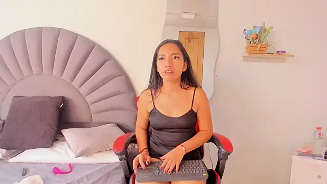 Snapshot of VioletR_osse chatting on July 28, 2026, 12:12 pm VioletR osse online show from July 28, 2026, 12:12 pm