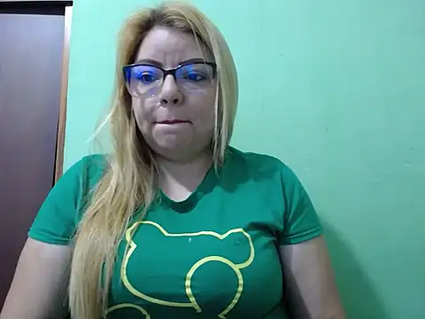 Snapshot of Lunay_Hot chatting on July 6, 2026, 2:02 pm Lunay Hot online show from July 6, 2026, 2:02 pm