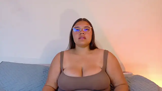 Layla-Hott online show from June 30, 2026, 12:38 pm