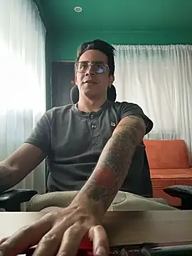 Snapshot of Andy_n_cat chatting on July 1, 2026, 10:43 pm Andy n cat online show from July 1, 2026, 10:43 pm