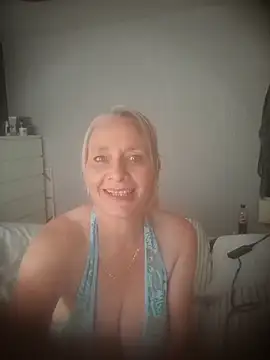 BellaUkCurvy online show from July 28, 2026, 11:17 am