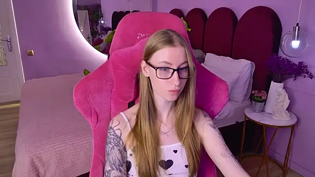 Snapshot of AuroraLean chatting on August 6, 2026, 4:57 pm AuroraLean online show from August 6, 2026, 4:57 pm