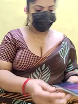 Snapshot of Floraa-Queen chatting on July 20, 2026, 1:35 pm Floraa-Queen online show from July 20, 2026, 1:35 pm