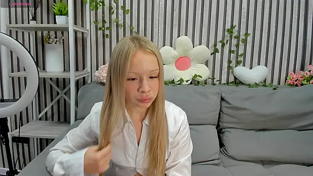 Snapshot of Milana_r0se chatting on July 19, 2026, 9:17 am Milana r0se online show from July 19, 2026, 9:17 am
