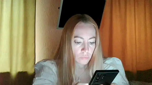 Snapshot of LensyTourels chatting on July 18, 2026, 6:33 am LensyTourels online show from July 18, 2026, 6:33 am