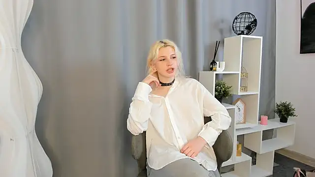 VivienMendler online show from July 25, 2026, 10:54 am