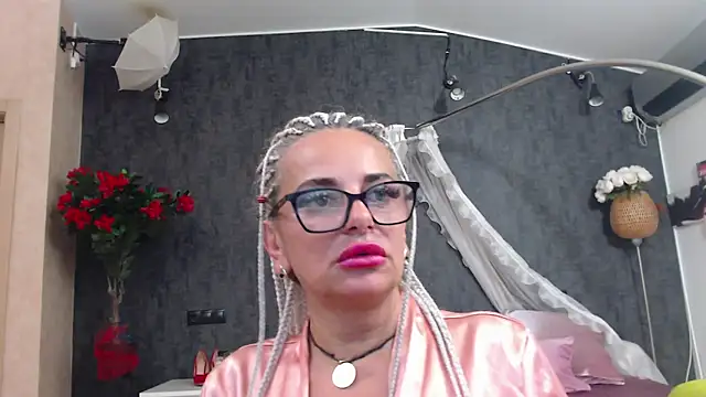 ElviraMilf online show from August 3, 2026, 9:04 am