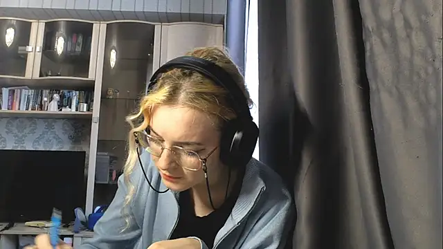 Snapshot of Adelinetre chatting on July 30, 2026, 3:55 pm Adelinetre online show from July 30, 2026, 3:55 pm