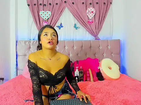 Snapshot of Sky_Naomi chatting on August 3, 2026, 8:04 pm Sky Naomi online show from August 3, 2026, 8:04 pm