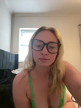 Snapshot of Larnsweet_x chatting on August 4, 2026, 5:39 pm Larnsweet x online show from August 4, 2026, 5:39 pm