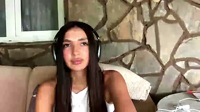 Snapshot of Ellya_ chatting on August 4, 2026, 2:10 pm Ellya online show from August 4, 2026, 2:10 pm