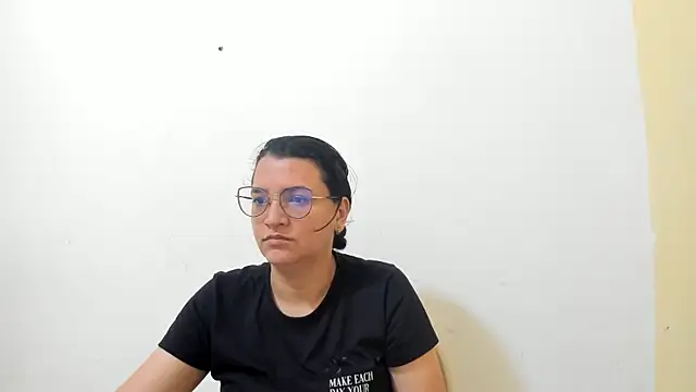 MARILYN GARCIA online show from November 15, 2025, 3:16 pm