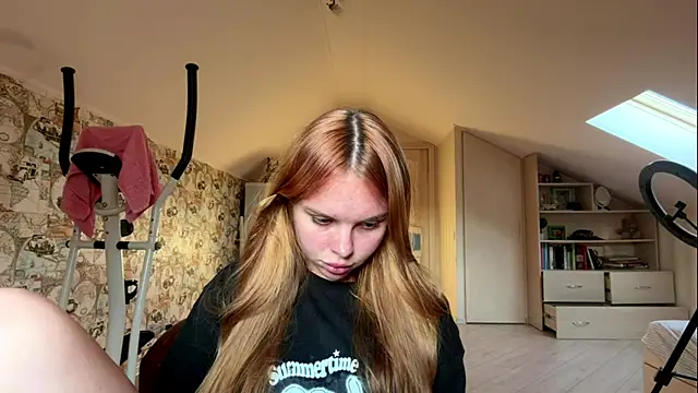 HoneyAmberyy online show from August 8, 2026, 4:36 pm