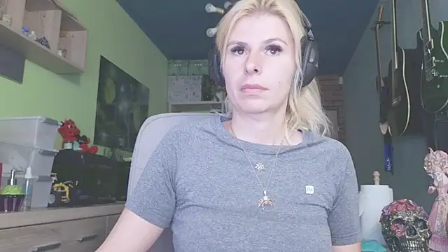 karmija online show from November 9, 2025, 9:52 pm