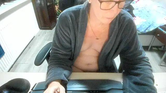 minoesje37 online show from November 12, 2025, 8:45 pm