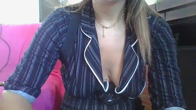 fammefatale1987 online show from April 28, 2026, 10:52 am