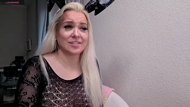 MIA-XXX online show from April 5, 2026, 4:52 am