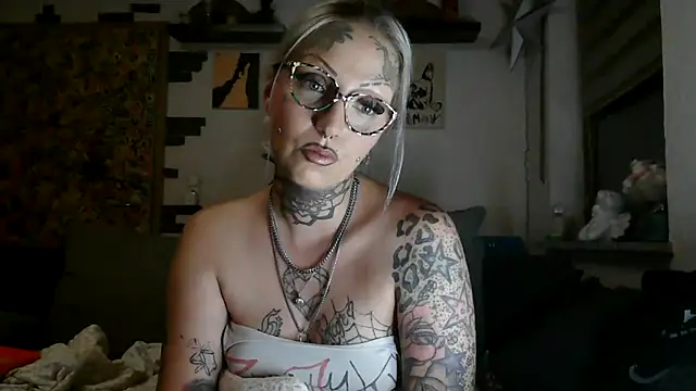 Snapshot of RoxxyInk chatting on July 26, 2026, 1:23 am RoxxyInk online show from July 26, 2026, 1:23 am