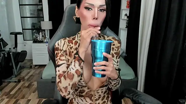 Forever MissCandace online show from May 10, 2026, 3:32 am