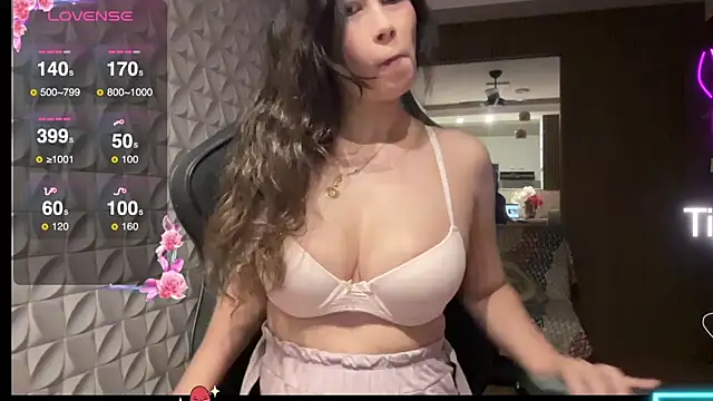 Leilacharlotte online show from February 12, 2026, 8:08 pm