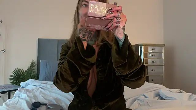 Snapshot of airgeadx chatting on February 8, 2026, 7:44 pm airgeadx online show from February 8, 2026, 7:44 pm