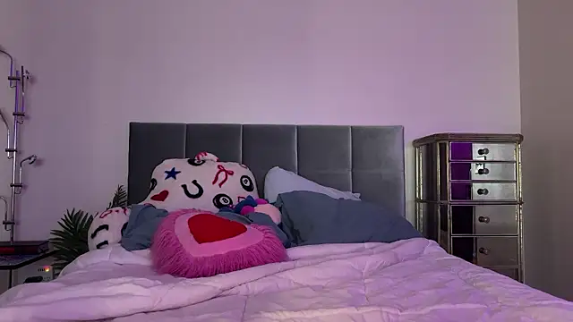 Snapshot of airgeadx chatting on February 15, 2026, 1:17 am airgeadx online show from February 15, 2026, 1:17 am