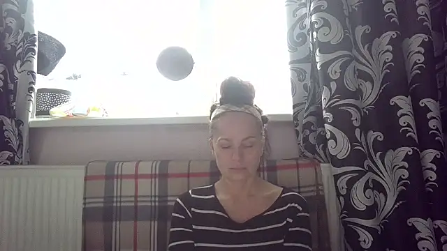 LindaStarS online show from April 21, 2026, 5:14 am