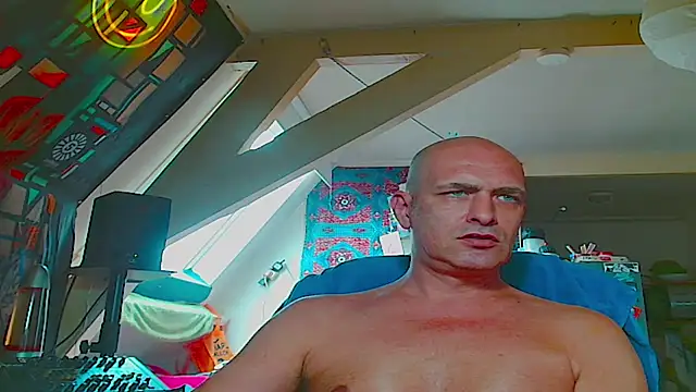 Snapshot of maxhard77 chatting on June 4, 2026, 10:09 am maxhard77 online show from June 4, 2026, 10:09 am