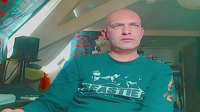 Snapshot of maxhard77 chatting on June 12, 2026, 9:07 am maxhard77 online show from June 12, 2026, 9:07 am