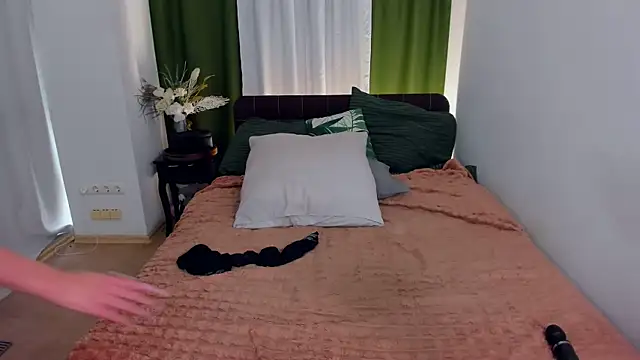 MiaSilkX online show from April 20, 2026, 12:30 pm