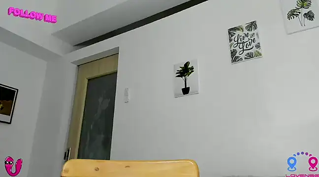 hottycrishina online show from March 21, 2025, 6:05 am