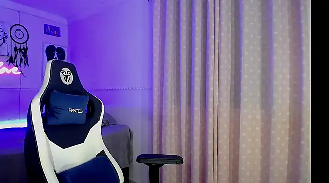 charlottesexxx online show from March 12, 2025, 11:44 pm