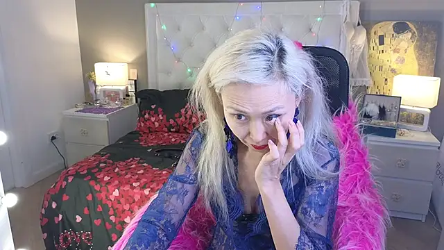 Snapshot of RoxalanaStar chatting on February 25, 2026, 11:15 pm RoxalanaStar online show from February 25, 2026, 11:15 pm