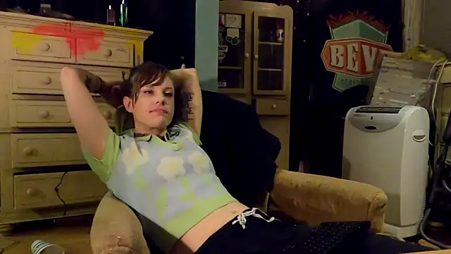 Snapshot of TheDaisyChaos chatting on March 4, 2025, 1:55 am TheDaisyChaos online show from March 4, 2025, 1:55 am