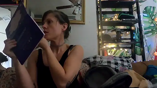 Snapshot of TheDaisyChaos chatting on October 5, 2025, 11:45 am TheDaisyChaos online show from October 5, 2025, 11:45 am