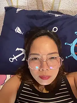 BURBERRY69 online show from October 24, 2025, 10:58 am