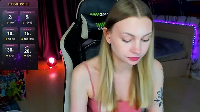 BiMolly online show from November 8, 2025, 8:01 pm